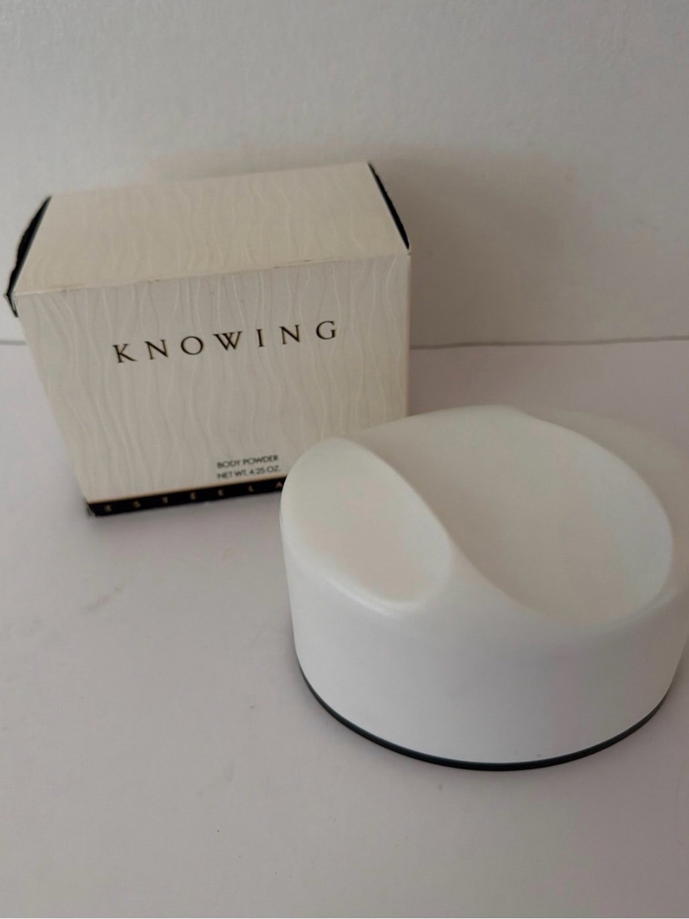 Estee Lauder Knowing Body Powder 4.25 oz